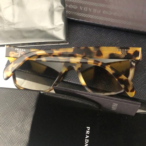 Prada sunglasses - Picture 4 of 6